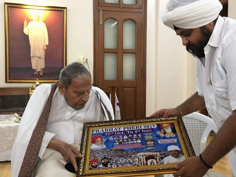 Dada J.P. Vaswani blesses the work of Guru Nanak Jayanti Prabhat Pheri