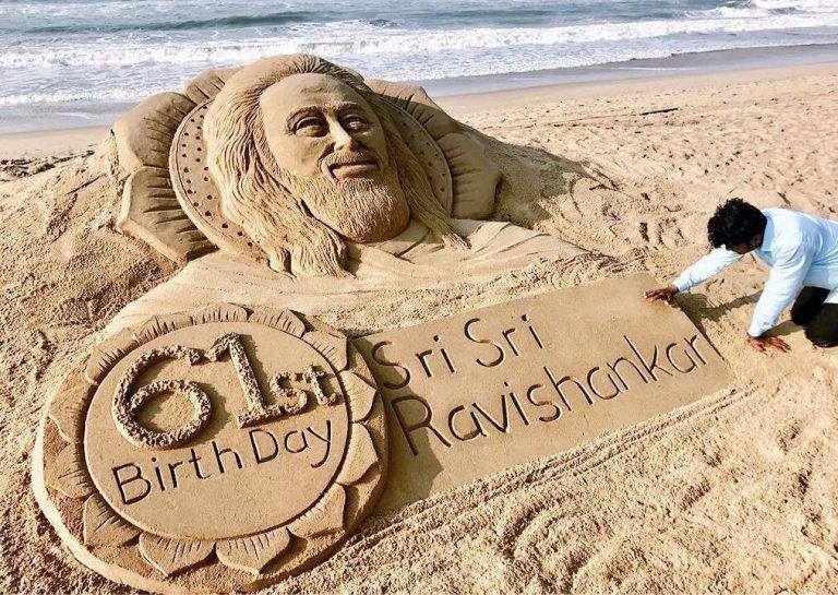 सैंड से बनें ग्रैंड श्री श्री रविशंकर