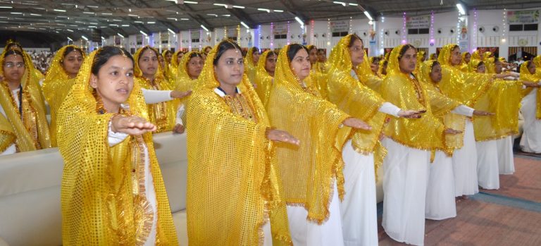 तीन सौ उच्च शिक्षा प्राप्त युवा कन्याओं ने लिया संन्यास, दुनिया को कुछ देने की चाह