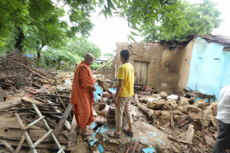 गुजरात बाढ़ प्रभावितों की मदद में बड़े स्तर से जुटे धार्मिक और आध्यात्मिक संगठन