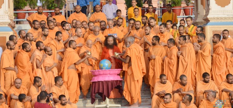 परमार्थ निकेतन पधारे अंतरराष्ट्रीय ख्याति प्राप्त अक्षरधाम संस्था के आध्यात्मिक संत 