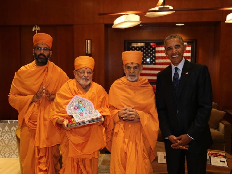 His Holiness Mahant Swami Maharaj meets with Former President Barack Obama