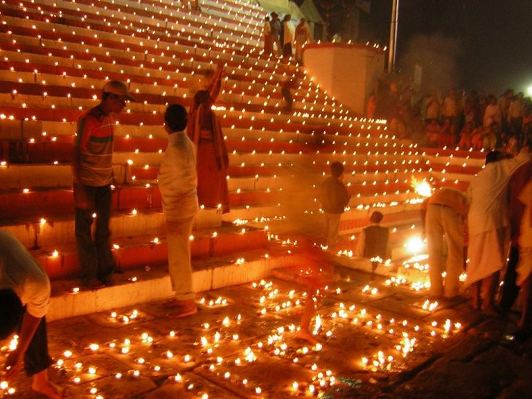 दीपावली: दुखी जीवन में खुशियों का प्रकाश