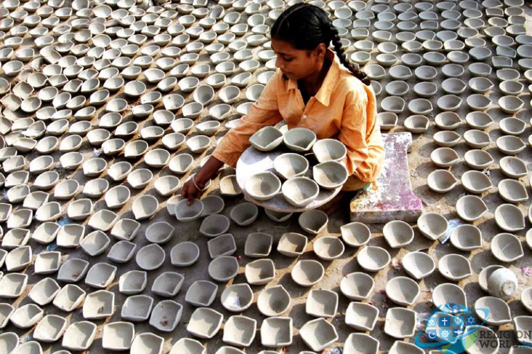 तमसो मा ज्योतिर्मय : दियों का दीपावली से नाता : इस बार दियों से ही क्यों मनाएँ दीपावली