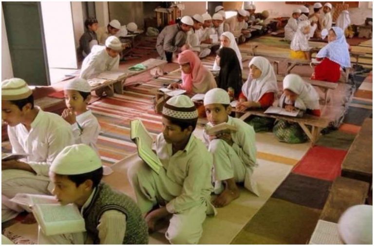 UP सरकार का बड़ा फैसला: मदरसों में चलेंगी NCERT की किताबें
