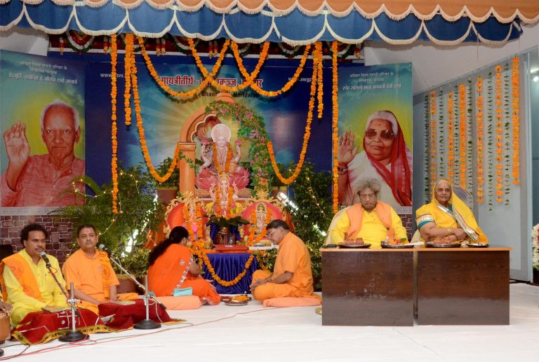 शांतिकुंज में दिवाली और गोवर्धन पूजा में उमड़े लोग, गौवंश को बचाने का लिया संकल्प