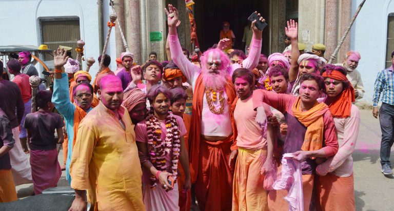 होली 2020: रंगभरी एकादशी पर अयोध्या में भी खेली होली