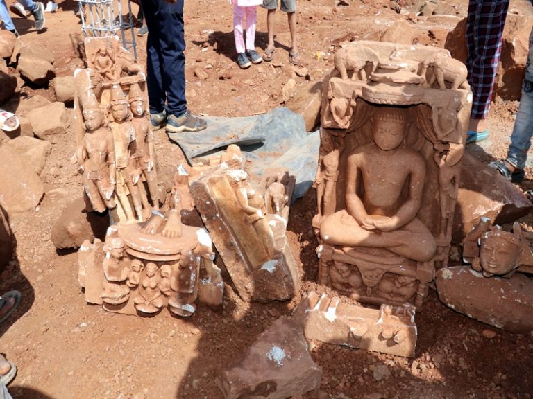 खुदाई में मिलीं 12वीं सदी की आदिनाथ भगवान की प्रतिमा 