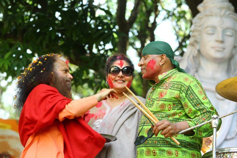 परमार्थ निकेतन में ईको फ्रेंडली होली महोत्सव