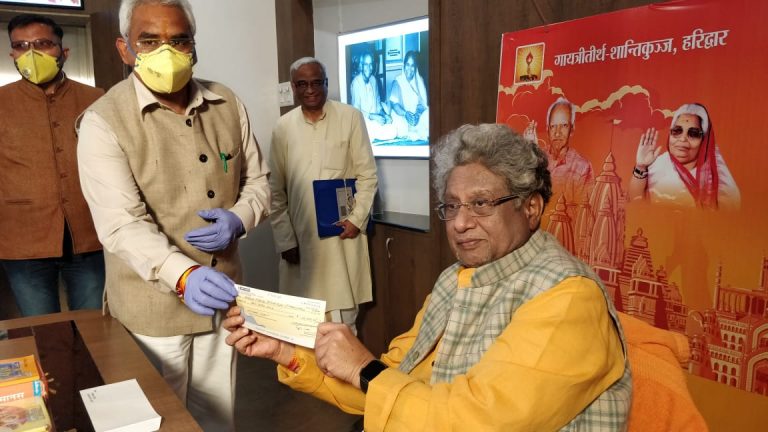 गायत्री परिवार प्रमुख ने उत्तराखंड मुख्यमंत्री राहत कोष में दिए एक करोड़ रुपए