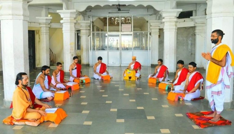 कोरोना महामारी के विरुद्ध आध्यात्मिकजनों की सेवा