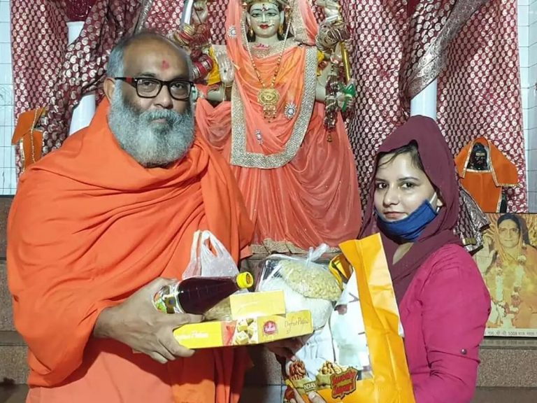 लॉकडाउन इफ़ेक्ट: इफ्तार और सहरी के लिए मंदिर से दिया राशन