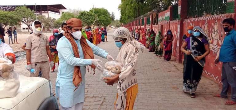 Corona Help : विश्व शांति मिशन ने जरूरतमंद परिवारों को सूखा राशन वितरित किया