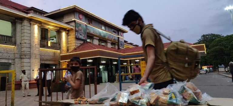 Sadhu Vaswani Mission serves Shramik Trains at Pune Railway Station