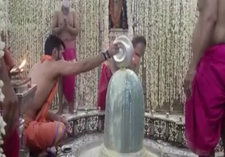 वाराणसी से उज्जैन तक मंदिरों में भक्त नियमों के साथ कर रहे पूजा