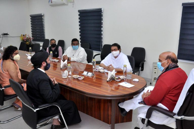 किसानों के मुद्दे पर सर्वधर्म संतों ने रक्षामंत्री राजनाथ सिंह से की भेंट