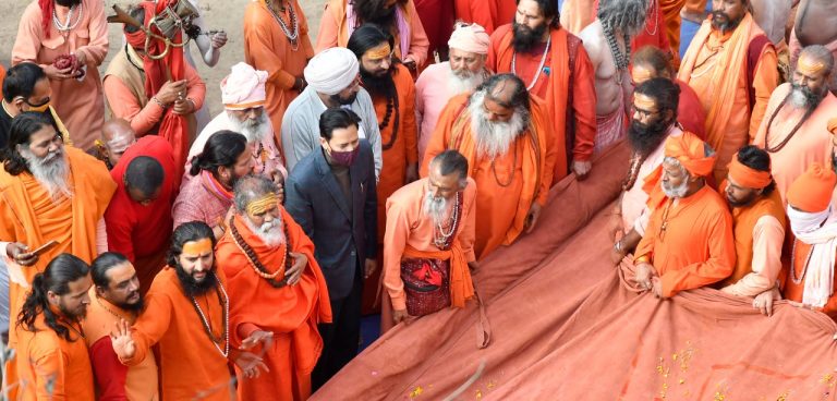 हरिद्वार महाकुंभ 2021 :  श्री पंचायती निरंजनी अखाड़ा की महाकुंभ धर्मध्वजा स्थापित