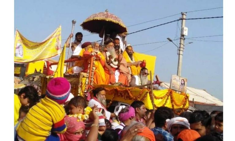 वृन्दावन कुंभ बैठक: वृन्दावन कुम्भ में निकली पेशवाई, संतों पर बरसे फूल