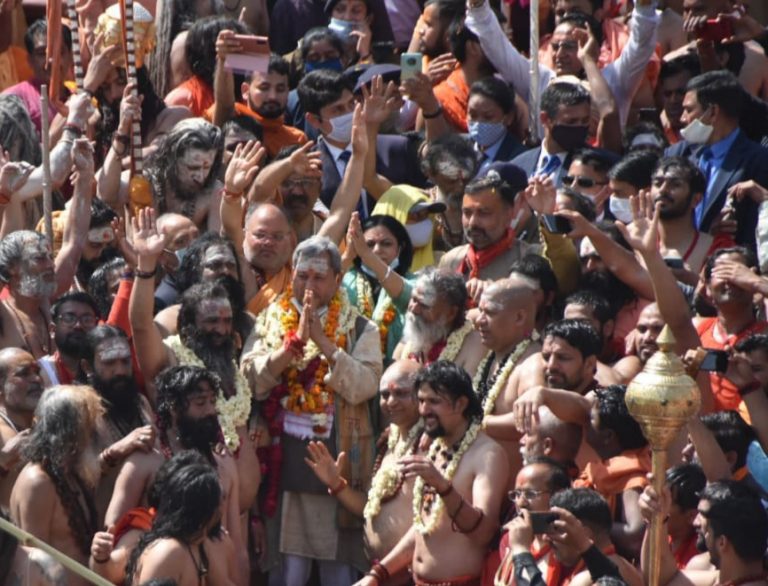 महाशिवरात्रि पर महाकुम्भ मेले में पहले शाही स्नान में मुख्यमंत्री ने किया संतों का स्वागत