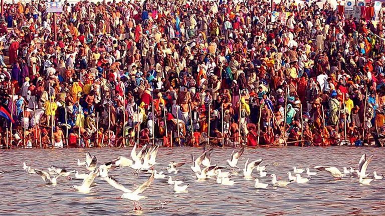 वृंदावन शाही स्नान: शनि अमावस्या पर वैष्णव कुंभ मेला में उमड़ा आस्था का सैलाब