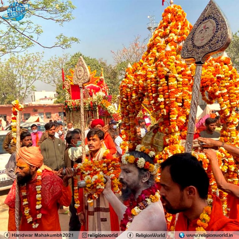 शाही अंदाज में निकली जूना और अग्नि अखाड़ा की पेशवाई, किन्नर भी हुए शामिल