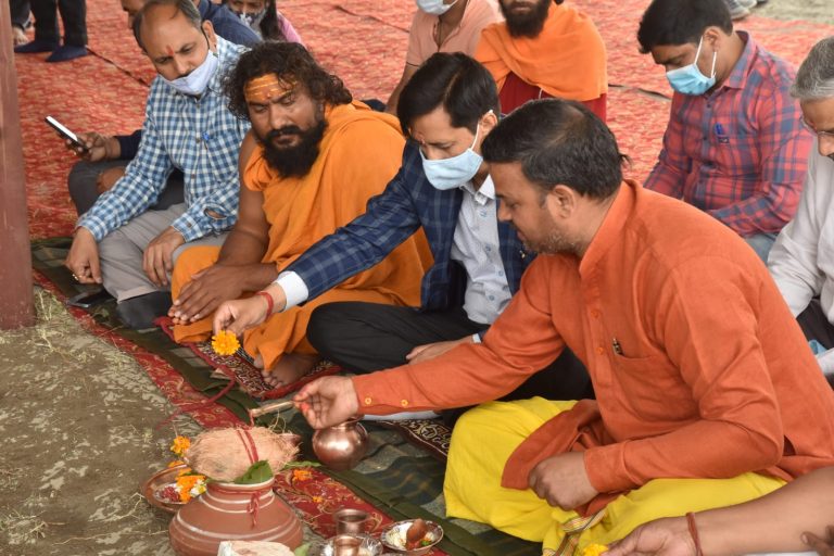 हरिद्वार कुंभ: स्वामी निश्चलानंद सरस्वती जी महाराज की छावनी में धर्म ध्वजा स्थापित