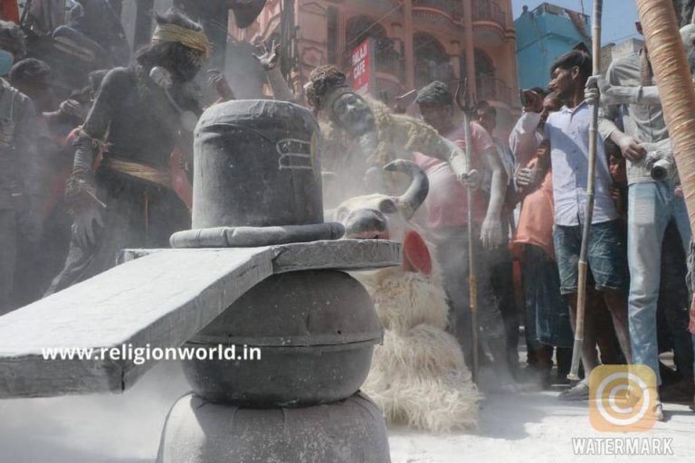 होली के रंग: मणिकर्णिका घाट में मसान की होली