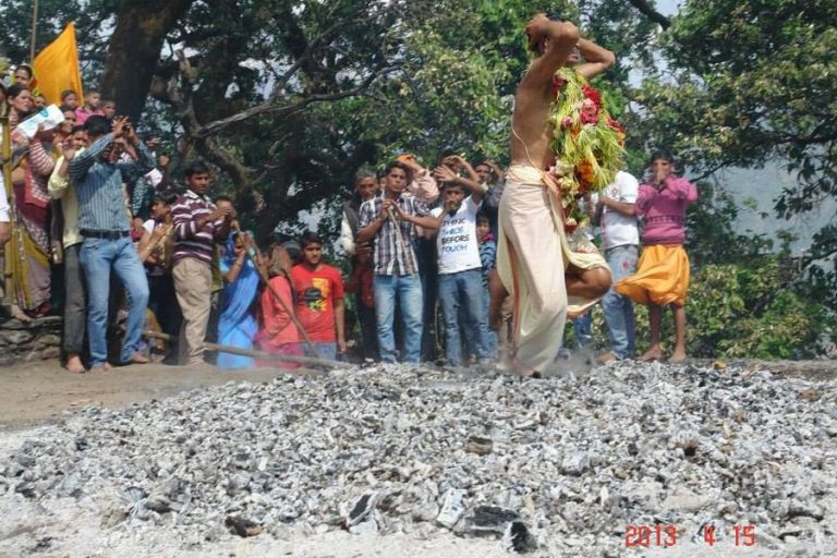 दहकते अंगारों के बीच जाख देवता करते हैं हैरतअंगेज नृत्य