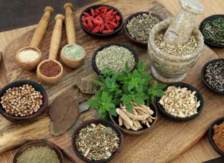 आयुर्वेद के 10 उपाय, जो वायरस के प्रकोप से आपको बचाय