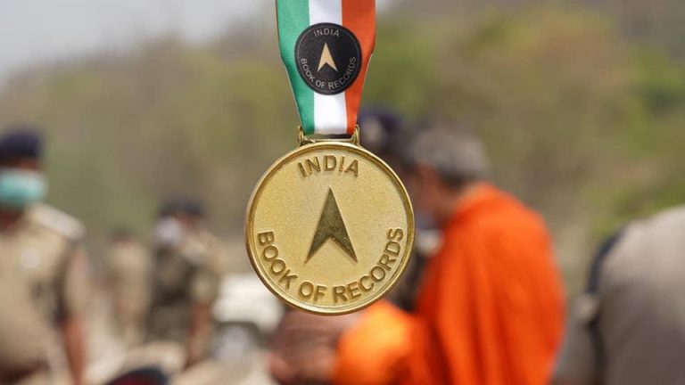 Haridwar Kumbh 2021 : मानव श्रृंखला से 5 हजार से अधिक पुलिसकर्मियों ने बनाई मास्क की आकृति