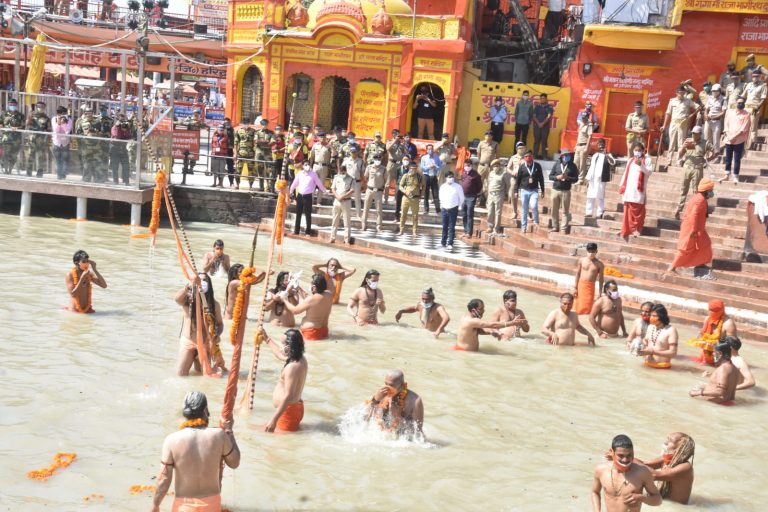 हरिद्वार महाकुंभ 2021: अंतिम शाही स्नान में बेहद कम संख्या में पहुंचे श्रद्धालु