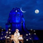 ध्यान, भक्ति और संगीत का संगम — सद्गुरु के आश्रम में गुरु पूर्णिमा की एक दिव्य संध्या